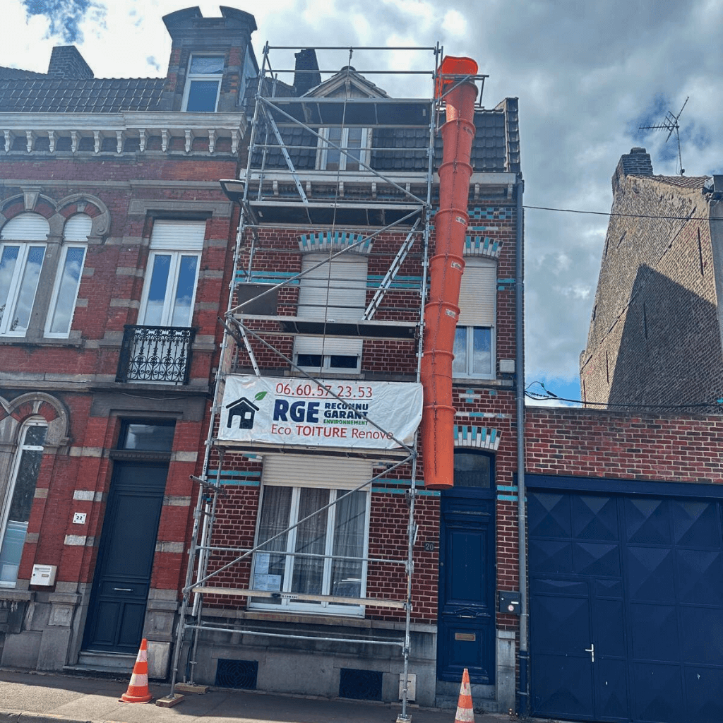 Échafaudage installé sur façade d’une maison à Tourcoing pour rénovation de toiture RGE par Eco Toiture Renove, signalétique chantier et goulotte à gravats.